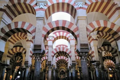Entdecke die mezquita in córdoba bei einer geführten tour auf spanisch, lausche spannenden geschichten aus al-andalus und schlendere zwischen den marmorsäulen. inklusive eintritt & expertenführung