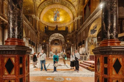Erlebe die st. markus basilika in venedig nach feierabend ganz entspannt, bewundere die goldenen mosaike und entdecke den dogenpalast in kleiner gruppe – inklusive bevorzugtem einlass.