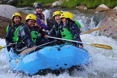 Feel the rush of chili river’s rapids just outside arequipa, paddle with local guides, and unwind after with snacks. includes pickup, gear, and bilingual guide.