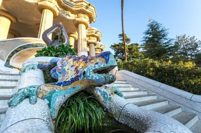 Entdecke gaudís einzigartigen park: erlebe park güell mit guide, überspring die warteschlange und genieße danach zeit, die mosaike barcelonas ganz entspannt zu erkunden.