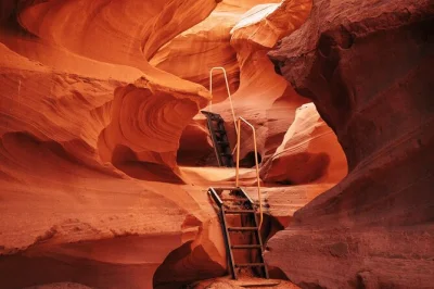 Explore o waterhole canyon perto de page em uma caminhada tranquila por um slot canyon, com guia local e transfer saindo do escritório. tire fotos incríveis, ouça histórias navajo e evite multidõ