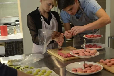 In paris macarons selbst backen: praxis-kurs mit profi, inklusive getränken und einer box deiner eigenen kreationen zum mitnehmen.