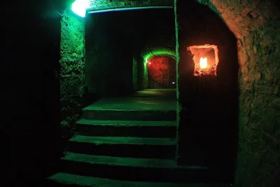 Siente el misterio de las bóvedas encantadas de edimburgo, visita una exposición real de torturas y escucha relatos escalofriantes con un guía local. solo para mayores de 18 años, entrada incluida