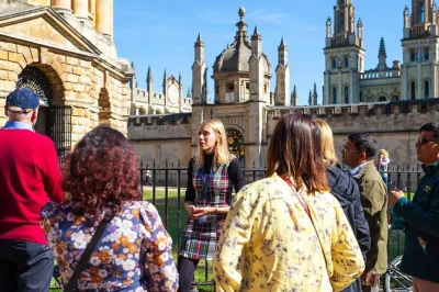 Descubre los colegios de oxford, la biblioteca bodleiana y los escenarios de harry potter con un guía estudiante real. historias de exalumnos, entradas flexibles y puntos de encuentro cómodos.