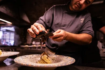 Florenz entdecken bei einer abendlichen food-tour mit trüffelpasta, florentiner steak und edlen toskanischen weinen. inklusive kellerverkostung, handgemachtem gelato und stadtbummel.