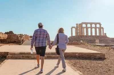Tour privado de meio dia pelo cape sounion e templo de poseidon. opções flexíveis, passeio pela riviera de atenas, almoço local e banho no lago vouliagmeni.