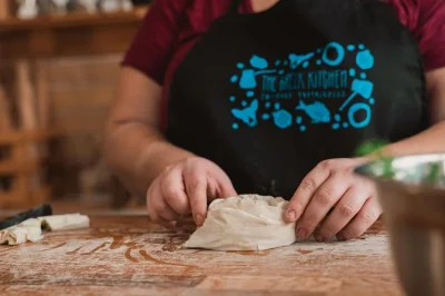 Erlebe athen mit einem kochkurs, marktspaziergang und lokalem wein. lerne echte griechische rezepte von einheimischen. inklusive rezepte & mittagessen.