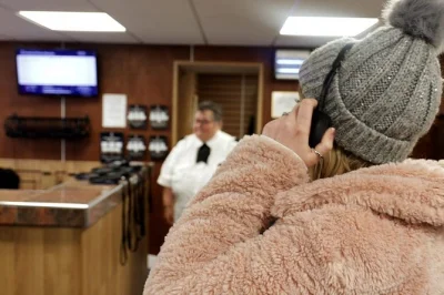 Entra en la prisión de peterhead con un tour audio que incluye relatos de antiguos oficiales, vagones ferroviarios únicos y el asedio del sas. incluye equipo de audio.