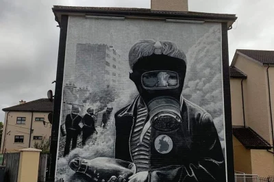 Step into derry’s living history on a private walking tour—hear personal stories at free derry corner, see bogside murals, and learn from local guides. includes weather backup.