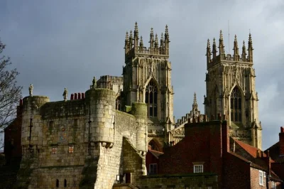 Descubre las calles medievales de york en un tour en grupo pequeño: visita el minster, the shambles y los secretos snickelways con un guía local. incluye historias en ipad y mapa.