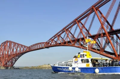 Desde edimburgo, navega por el firth of forth para ver los tres puentes, avistar focas y frailecillos, y pasar junto a la abadía medieval de la isla inchcolm. accesible para sillas de ruedas.