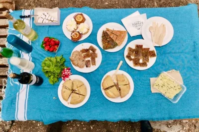 Scopri i mercati di nice, assaggia vini locali e goditi un picnic sulla collina del castello con una guida esperta e un piccolo gruppo. degustazioni, snack e abbinamenti di vini inclusi.
