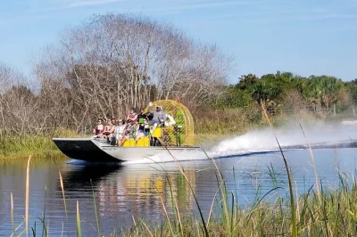 Découvrez les everglades près d’orlando lors d’une balade en airboat de 90 minutes, observez les alligators avec un guide local et profitez d’un groupe réduit. commentaire en direct inclus.