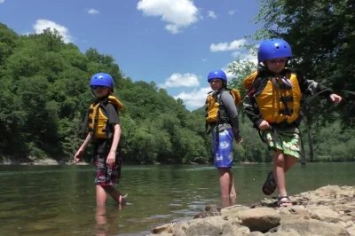 New river gorge: familienfreundliches rafting mit sanften stromschnellen, guide, ausrüstung und mittagessen am flussufer. für kinder ab 5 jahren geeignet.