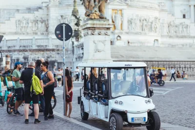 Scopri roma al tramonto in golf cart, sorseggiando prosecco e birra artigianale, ammirando colosseo e pantheon, gustando aperitivi tipici—tour privato con guida locale.