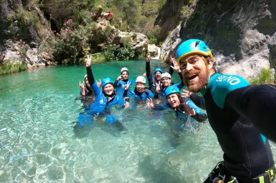Erlebe canyoning im rio verde bei nerja – rutsche, seile dich ab und schwimme durch kristallklare naturpools mit erfahrenem guide. inklusive ausrüstung, transport & wasser.