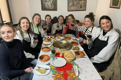 Descubre berat desde su castillo con una clase práctica de cocina albanesa en casa de nina, comparte historias y disfruta un almuerzo con vino local—incluye recogida.