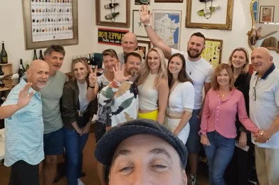 Em paris, prove 7 vinhos franceses com um sommelier certificado numa charmosa boutique art déco—inclui queijos, baguete e histórias inesquecíveis.