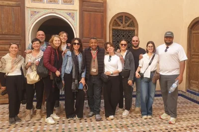 Descubre marrakech desde la medina, visita el palacio bahia y las tumbas saadíes con guía local, y pasea por los vibrantes zocos. accesible para silla de ruedas y con tiempo libre incluido.
