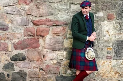 Disfruta un tour cómico por el casco antiguo de edimburgo con un comediante de stand-up real. pasa por grassmarket, royal mile y más mientras ríes sin parar.