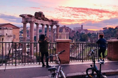 Inizia la tua mattina a roma con un giro in e-bike all’alba, visita il colosseo e la fontana di trevi prima della folla e gusta un caffè da sant’eustachio. guida e colazione inclusi.