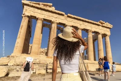 Erlebe die akropolis in athen hautnah: skip-the-line, lizenzierter guide und ohrhörer für spannende geschichten inklusive.