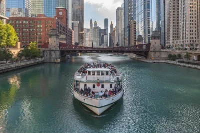 Descubre el skyline de chicago en un crucero por el río con guías apasionados por la arquitectura. escucha historias únicas, admira edificios icónicos y disfruta de comentarios en vivo a bordo del