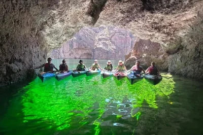 Erlebe die frische brise am colorado river, paddel in die smaragdgrüne emerald cave und entdecke wildtiere auf dieser kleinen kayak-tour ab las vegas. inkl. guide und ausrüstung.