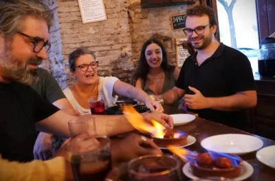 Sevilla, giralda & santa cruz: genieße jamón, zarte schweinebäckchen und flambierte chorizo mit lokalem guide. inklusive eis zum abschluss und allen verkostungen.
