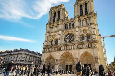 Explore a catedral de notre dame em paris com um grupo pequeno, conheça seu exterior icônico e ouça histórias de um guia local. inclui entrada interna e passeio guiado.