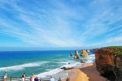 Erlebe die zwölf apostel vor den massen, entdecke wilde koalas und genieße eine entspannte great ocean road tour ab melbourne mit hotelabholung.