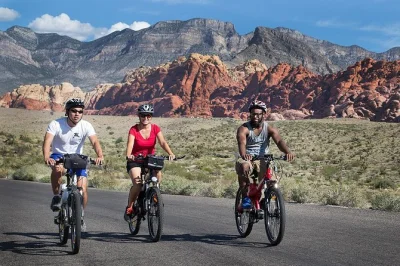 Erlebe die frische wüstenluft bei einer ebike-tour durch den red rock canyon ab las vegas – inklusive hotelabholung, kleiner gruppe, stopps bei felszeichnungen, fotomotiven und snacks.
