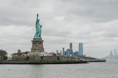 Erlebe die geschichten der freiheitsstatue & ellis island mit einem new yorker guide, reservierten fährtickets und zeit, die museen ganz entspannt zu entdecken.