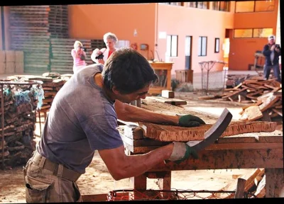 Descubra uma fábrica de cortiça perto do porto, toque a cortiça bruta, converse com artesãos locais e explore uma loja moderna. acessível para cadeirantes e ideal para famílias.