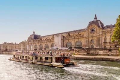 Explore paris a bordo de um passeio flexível pelo rio sena, passando por notre dame e louvre com áudio ao vivo em 14 idiomas. entrada fácil com voucher.