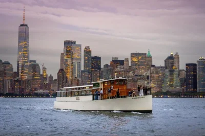 Erlebe den manhattan-skyline-glow bei einer klassischen yacht-sonnenuntergangsfahrt. vorbei an freiheitsstatue und ellis island mit einem kostenlosen getränk und reserviertem sitzplatz.
