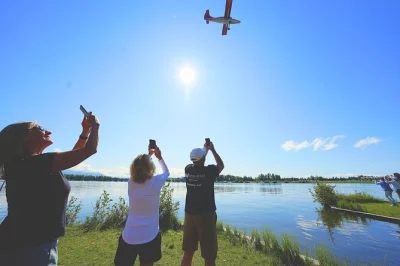 Descubre anchorage en un tour en tranvía de 20 millas con vistas a hidroaviones en lake hood, paseos por earthquake park y relatos en vivo con guía local.