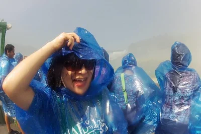 Erlebe die gischt bei der maid of the mist bootstour, erkunde die cave of the winds und spaziere über goat island – mit kostenlosem hoteltransfer. entdecke niagara falls hautnah und wild.