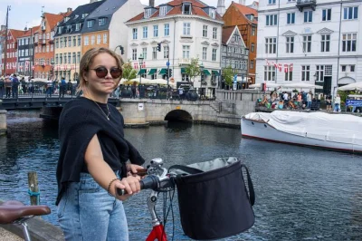 Siente el pulso de copenhague en un tour privado en bici. recorre nyhavn, el palacio de amalienborg y la sirenita con un guía local. bicis y cascos incluidos.