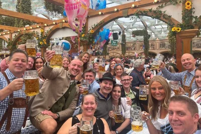 Vive la energía del oktoberfest en múnich con asiento reservado en la carpa hofbräu, 2l de cerveza, pollo asado y paseo guiado por el festival. reserva ya y asegura tu entrada.