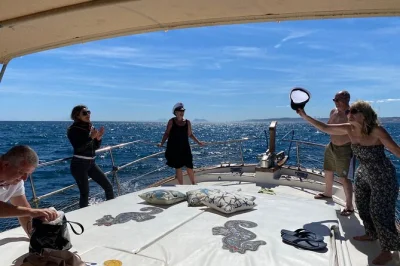 Découvrez les dauphins sauvages près d’estepona lors d’une balade en bateau détendue avec boissons, snacks et baignade. accès à la marina et skipper local inclus. réservez en ligne.