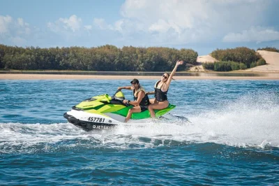 Erlebe die gold coast auf einer jet ski safari durch mangroven und gezeitenkanäle mit lokalem guide und bar-stopp auf south stradbroke island. inkl. sicherheitsausrüstung und fotos.