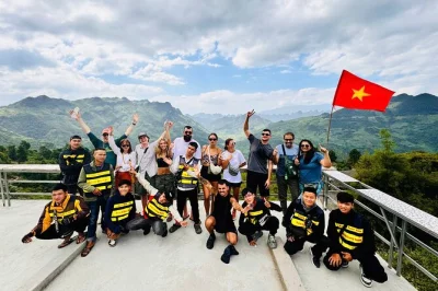 Scopri l’aria fresca di montagna, guida il famoso ha giang loop con una guida locale, dormi in homestay di villaggi, assaggia piatti h’mong e goditi il transfer da hanoi o sapa.