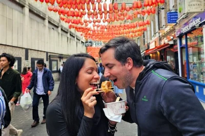 Descubre los sabores de soho con 7 paradas para comer, historia del gin local y un paseo por chinatown. degustaciones nocturnas, bebidas en pubs y guía animado, todo incluido.