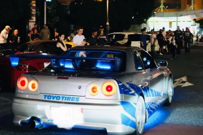 Siente el pulso nocturno de tokio en coches jdm auténticos, viaja en convoy hasta daikoku pa, disfruta del puente rainbow iluminado y termina con traslado al hotel junto a guías locales.