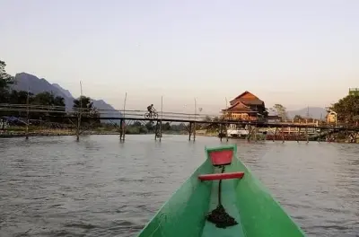 Tyrolienne à Vang Vieng depuis Vientiane : Grottes et lagon