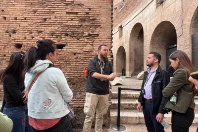 Découvrez le colisée de rome en petit groupe : accédez aux tunnels souterrains cachés, marchez sur le sol de l’arène et explorez le forum romain avec un guide expert. billets inclus.