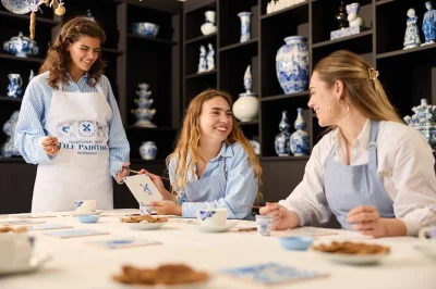 En Ámsterdam, pinta tu propio azulejo delft blue con guía local. incluye materiales, café o té, stroopwafels holandeses y un recuerdo hecho por ti para llevar.