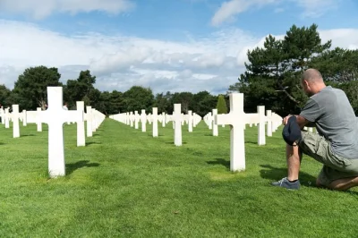 Conheça as praias utah e omaha, explore os bunkers de pointe du hoc e visite o cemitério americano — tudo em um passeio de um dia pela normandia saindo de paris, com almoço incluso.