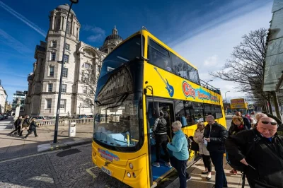 Siente la energía de liverpool desde un bus descapotable, baja en las catedrales o pier head y escucha historias locales con guía en vivo. incluye ticket válido 24 horas.